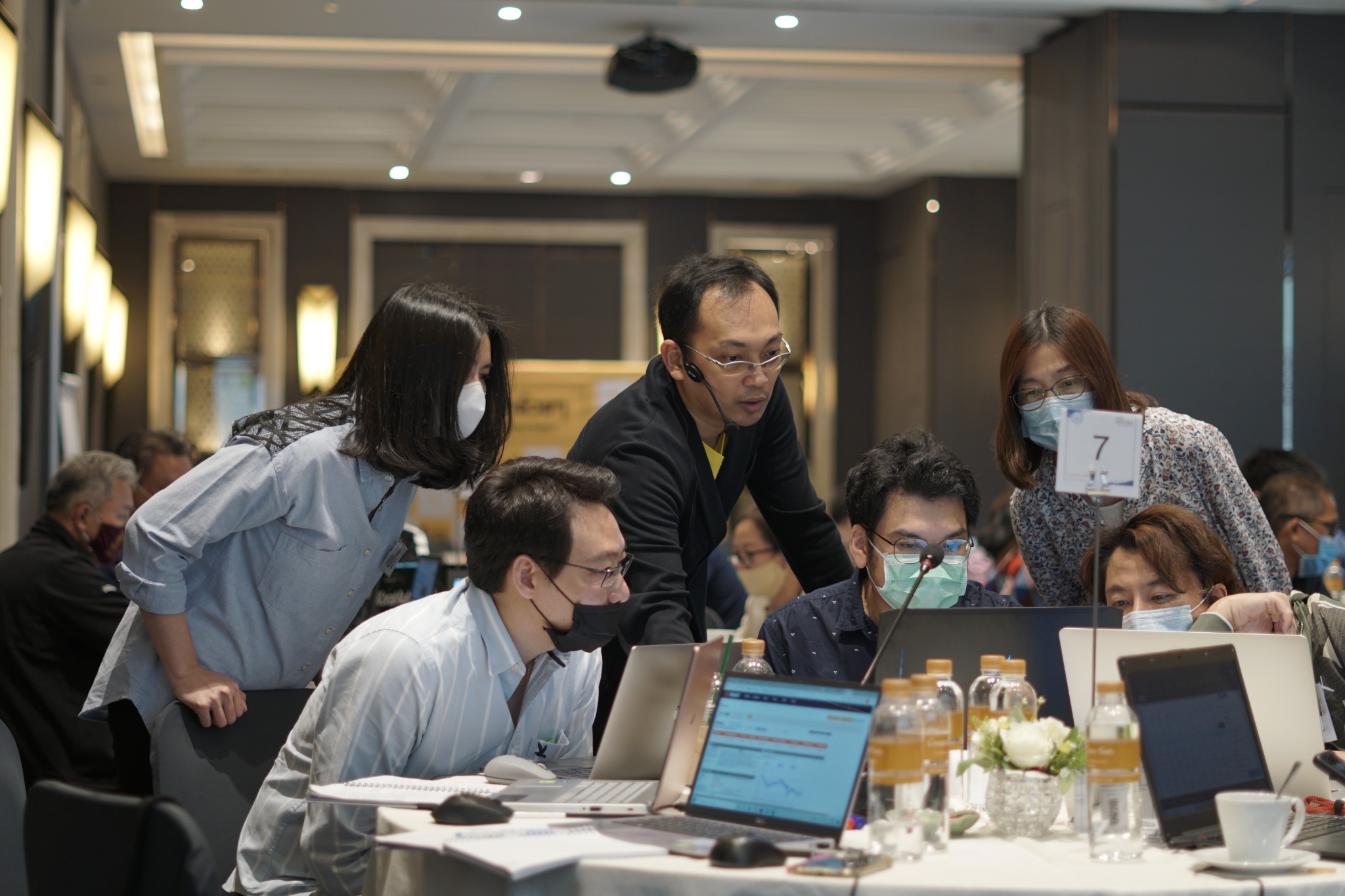 บรรยากาศอาจารย์ประพาสแนะนำผู้เรียนระหว่าง Workshop